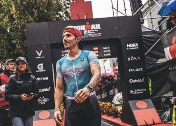 El piloto Maverick Viñales se exhibe en el IRONMAN 70.3 Austria