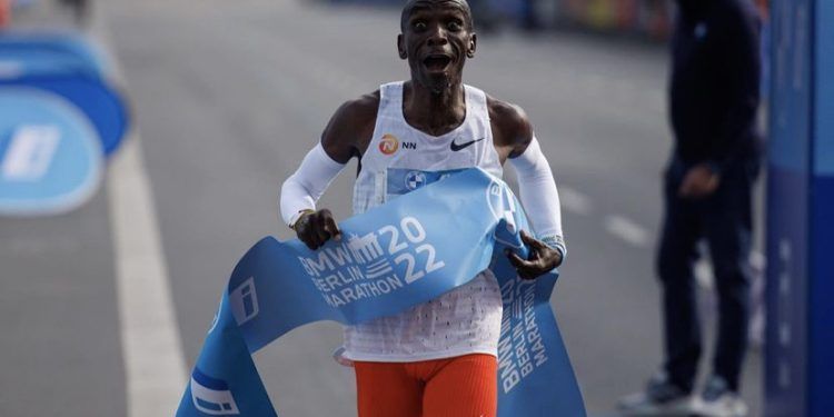 Eliud Kipchoge bate (su propio) récord del Mundo de Maratón