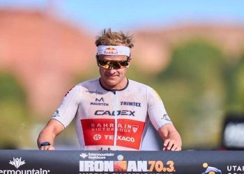Kristian Blummenfelt campeón mundial de IM 70.3 con un Gustav Iden demostrando ser humano
