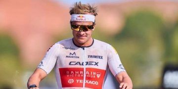 Kristian Blummenfelt campeón mundial de IM 70.3 con un Gustav Iden demostrando ser humano