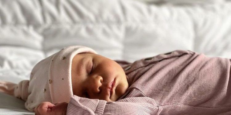 Javier Gómez Noya presenta a su hija Olivia y sueña con un mejor 2023
