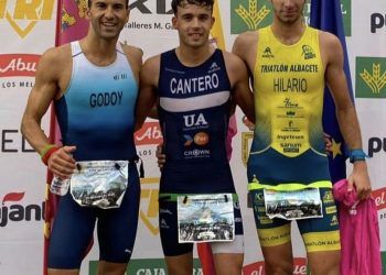 Noelia Juan y David Cantero se llevan el afamado Triatlón de Fuente Álamo