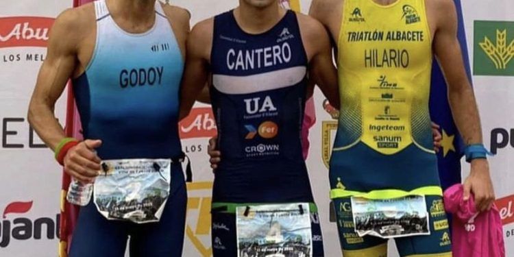 Noelia Juan y David Cantero se llevan el afamado Triatlón de Fuente Álamo