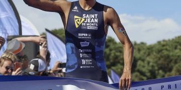 Mario Mola y Genis Grau en el podio en el GP francés de Triatlón