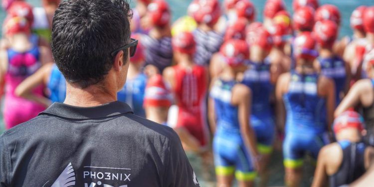 Javier Gómez Noya: espejo para cientos de menores en las Pho3nix Kids de A Coruña