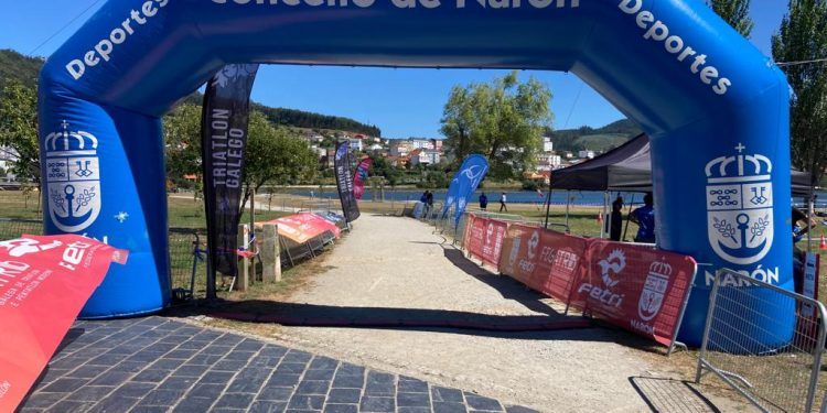 Roban el arco de meta al Náutico de Narón mientras montaban su prueba
