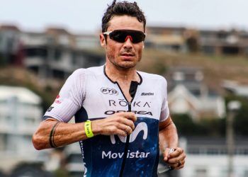 Javier Gómez Noya: tarjeta azul por drafting, pinchazo y abandono en IRONMAN 70.3 Taupo