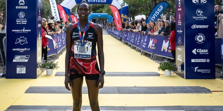 1.600 deportistas finalizan una Ibiza Media Maratón de récord