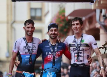Antonio Benito y Hanne de Vret escriben su nombre en el Triatlón de Zarautz