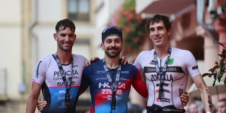 Antonio Benito y Hanne de Vret escriben su nombre en el Triatlón de Zarautz