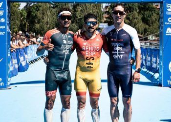 Antonio Benito campeón de Europa de Triatlón MD con Marta y Laura en las medallas