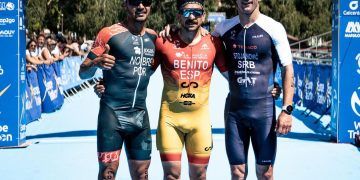 Antonio Benito campeón de Europa de Triatlón MD con Marta y Laura en las medallas