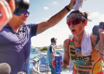 Taylor Knibb revienta el ciclismo para vencer en T100 Ibiza 2024