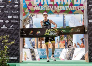 Cientos de triatletas disfrutaron de la IX edición del Artiem Half Menorca