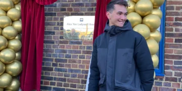 Alex Yee recibe su nombre a la pista de atletismo que lo vio crecer