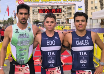 Marta Pintanel e Izan Edo levantan la cinta de meta del segundo clasificatorio de Duatlón en Águilas