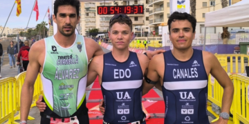 Marta Pintanel e Izan Edo levantan la cinta de meta del segundo clasificatorio de Duatlón en Águilas