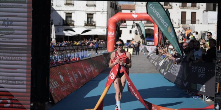 María Varo se marca un ‘hat trick’ arrasando en el Campeonato de España de Duatlón