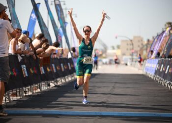 La primera jornada de MTRI València se salda con 700 triatletas en la Playa de la Malvarrosa