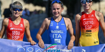 Alejandra Seguí y Natalia Castro en el podio del Campeonato Mediterráneo de Triatlón