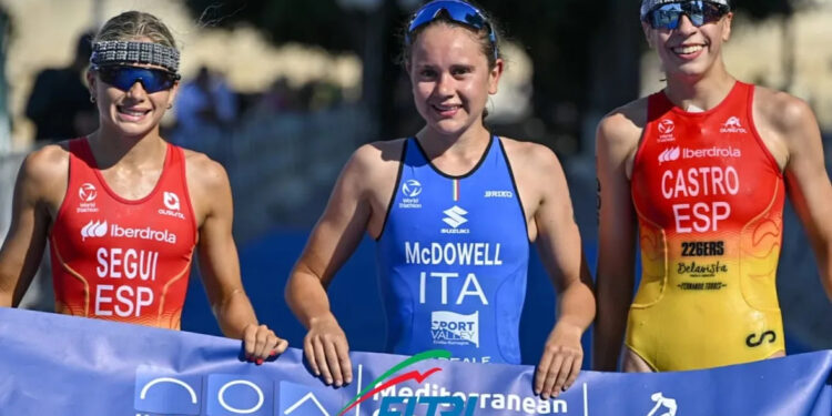 Alejandra Seguí y Natalia Castro en el podio del Campeonato Mediterráneo de Triatlón