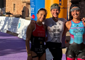 Marta Pintanel y Pelayo González imponen su ley de debutantes en el Triatlón de Pálmaces