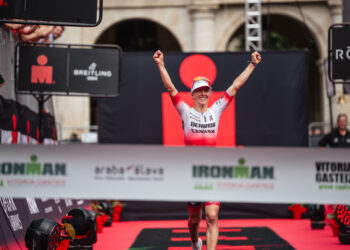 La medallista olímpica Julie Derron arrasa en IRONMAN Vitoria–Gasteiz