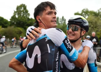 El ex triatleta Javi Romo la lía en la Vuelta Ciclista a España: segundo pero dolido en la etapa de Corrales de Buelna