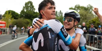 El ex triatleta Javi Romo la lía en la Vuelta Ciclista a España: segundo pero dolido en la etapa de Corrales de Buelna