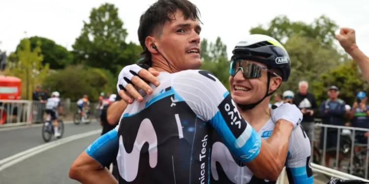 El ex triatleta Javi Romo la lía en la Vuelta Ciclista a España: segundo pero dolido en la etapa de Corrales de Buelna