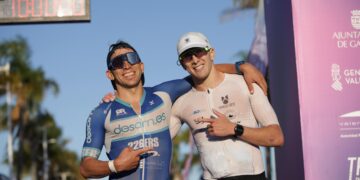 Nacho Villarruel y Patricia Bueno vencen en un ICAN Triathlon 2025 de sonrisas y batallas