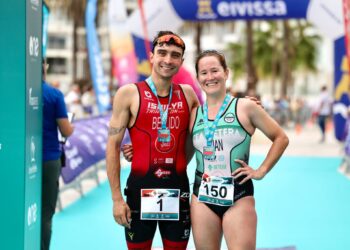 Igor Bellido y Noelia levantan la cinta de meta en la segunda edición del Ibiza Sprint Triathlon