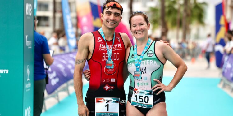 Igor Bellido y Noelia levantan la cinta de meta en la segunda edición del Ibiza Sprint Triathlon