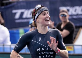 Kate Waugh reina en Qatar y se lleva el T100 Triathlon World Tour 2025