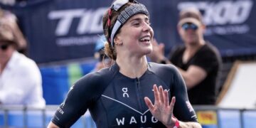 Kate Waugh reina en Qatar y se lleva el T100 Triathlon World Tour 2025