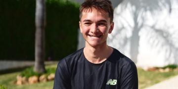 Alex Yee vuela por las calles de Valencia y revienta su marca en maratón