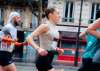 Paula Herrero brilla en París colgándose el bronce con Oysho en el 10K de los Campos Elíseos