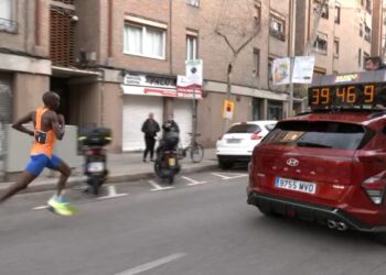 Kiplimo pierde el récord mundial de media maratón por ir a rebufo del coche de carrera