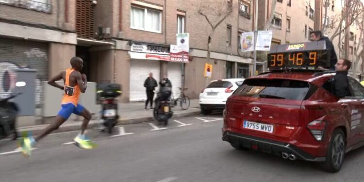 Kiplimo pierde el récord mundial de media maratón por ir a rebufo del coche de carrera