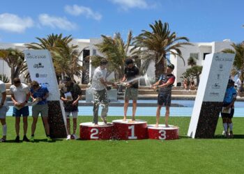Lucy Charles y Dieter Comhair brillan en la 42ª edición del Club La Santa Volcano Triathlon