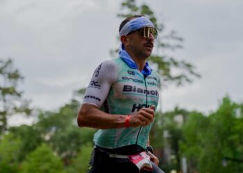 Espadas en alto ante uno de los TradeINN Zarauzko Triatloia de más nivel de la historia