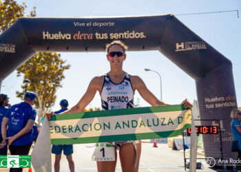 Irene Peinado y Javier Linares: Campeones de Andalucía de Triatlón Sprint en Punta Umbría