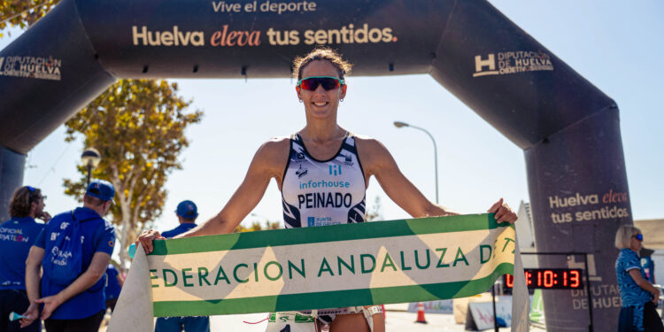 Irene Peinado y Javier Linares: Campeones de Andalucía de Triatlón Sprint en Punta Umbría