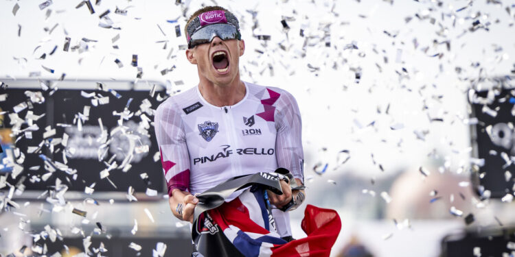 Casper Stornes, actual campeón Mundial IRONMAN, se queda fuera de Kona 2026 tras sufrir una caída entrenando